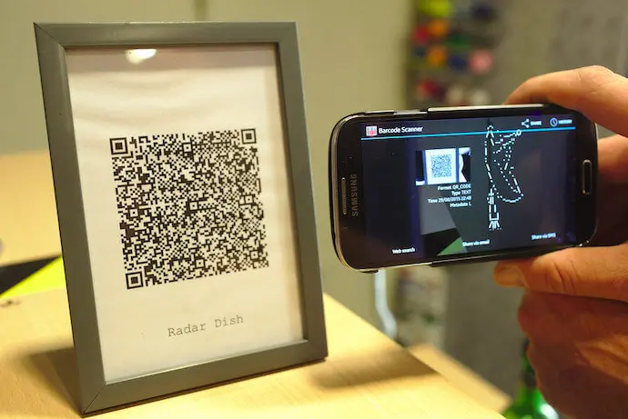 كاميرا الآيفون أثناء مسح كود QR